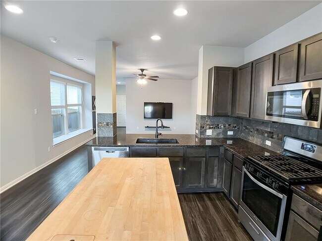 Building Photo - 308 S Brook Dr