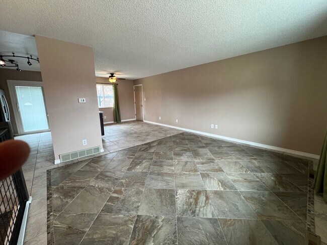 Building Photo - 4 Bedroom Updated Home in Garden Ranch