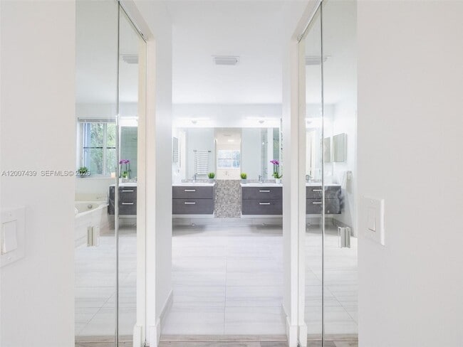 Building Photo - 801 Tanglewood Cir