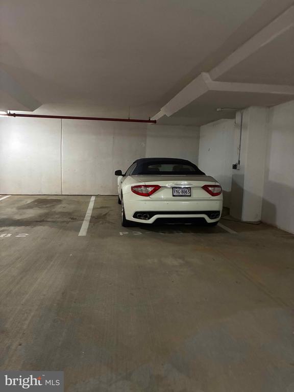 Building Photo - 8220 Crestwood Heights Dr