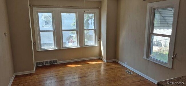 Building Photo - 830 Knowles St