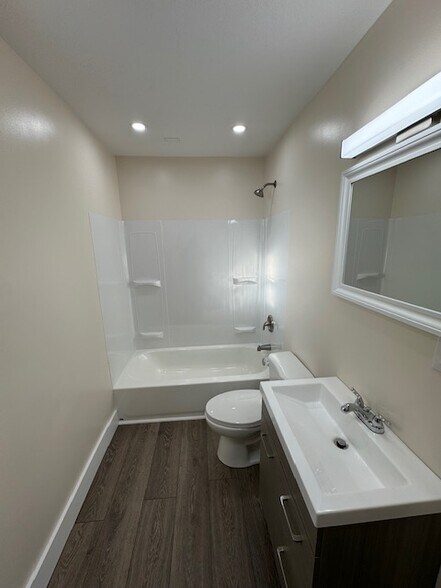 Building Photo - 104 Baughman Ave