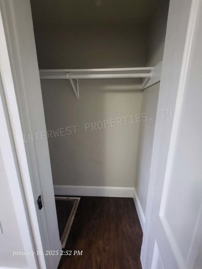 Building Photo - Super Cute 2bd Ranch Style Hillsboro home w/Garage, w/d hookups and yard!