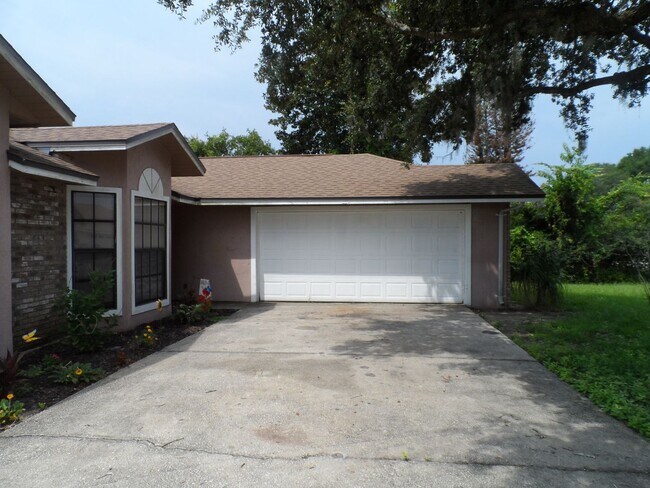 Building Photo - AVAILABLE NOW 3 BEDROOM 2 BATH 2 CAR GARAGE. CONTACT KAREN GUARDINO, REALTOR 386-747-9295