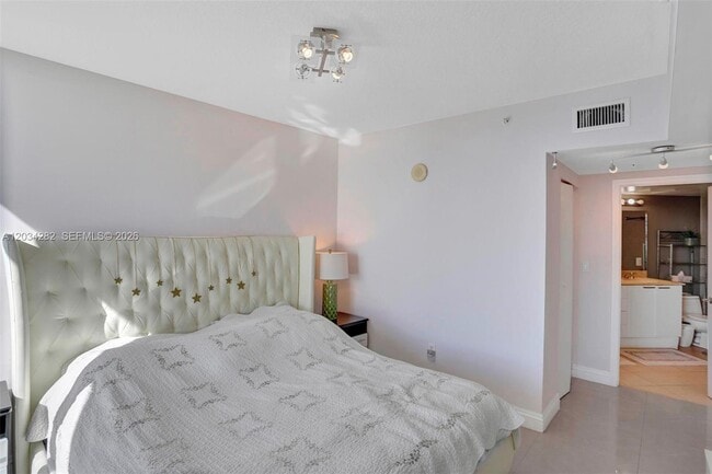 Building Photo - 16699 Collins Ave