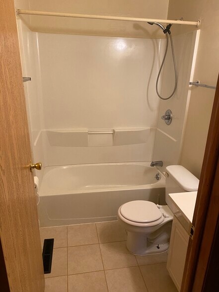 Bath shower and vanity - 3946 La Rosa Dr