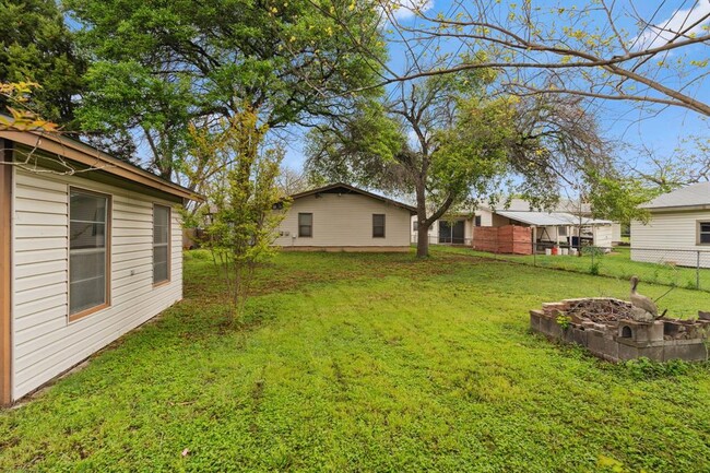 Building Photo - 101 E Crestland Dr