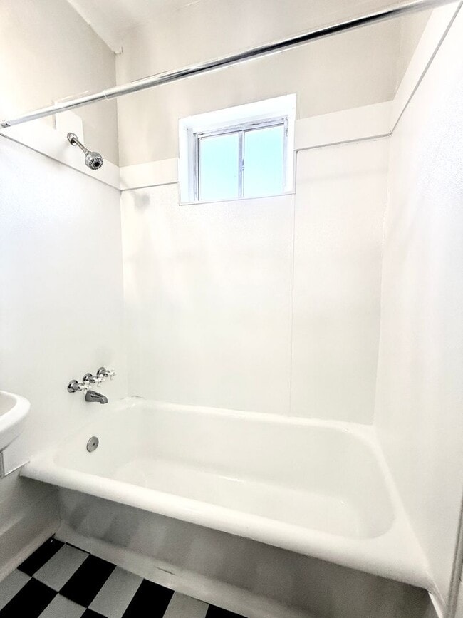 Building Photo - Unique Studio w/ Hardwoods in Small 1920's Complex