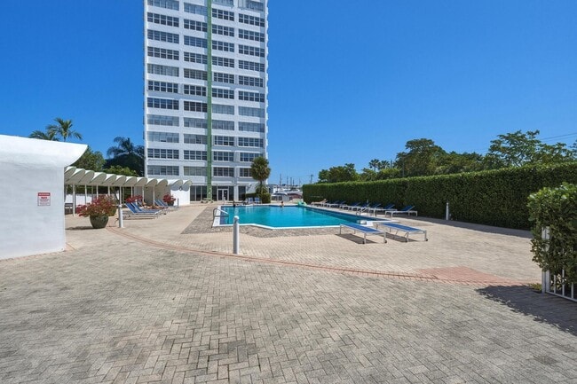 Building Photo - 2100 Sans Souci Blvd