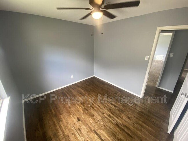 Building Photo - 2819 Phoenix Ave