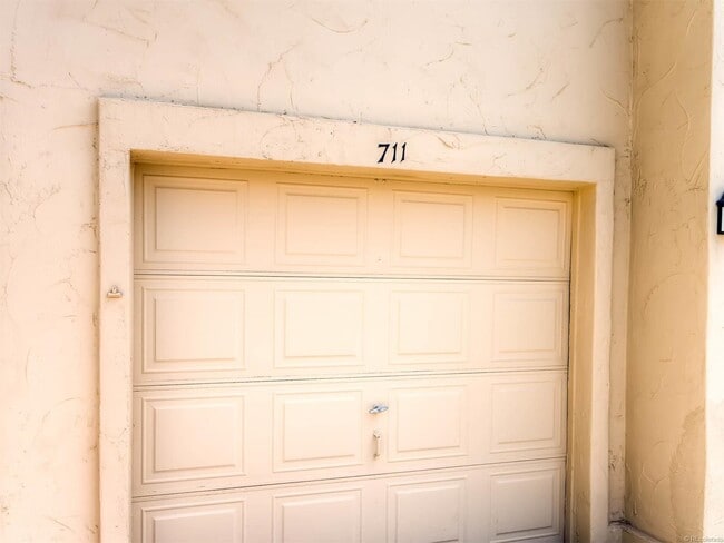 Building Photo - 8671 E Dry Creek Rd