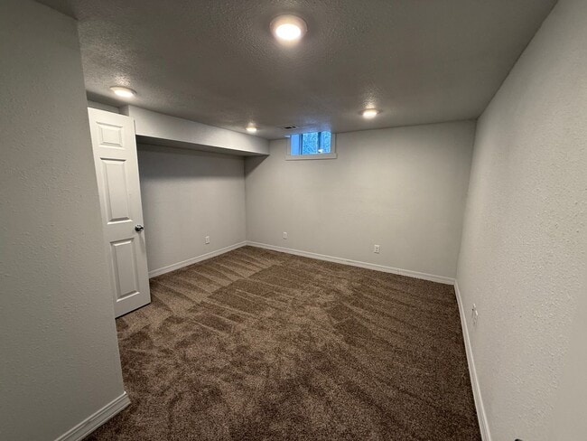 Building Photo - 3 Bedroom Home