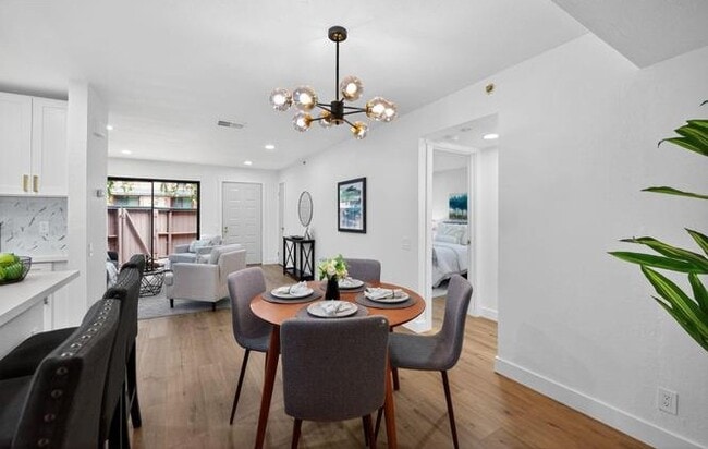 Building Photo - APARTMENT