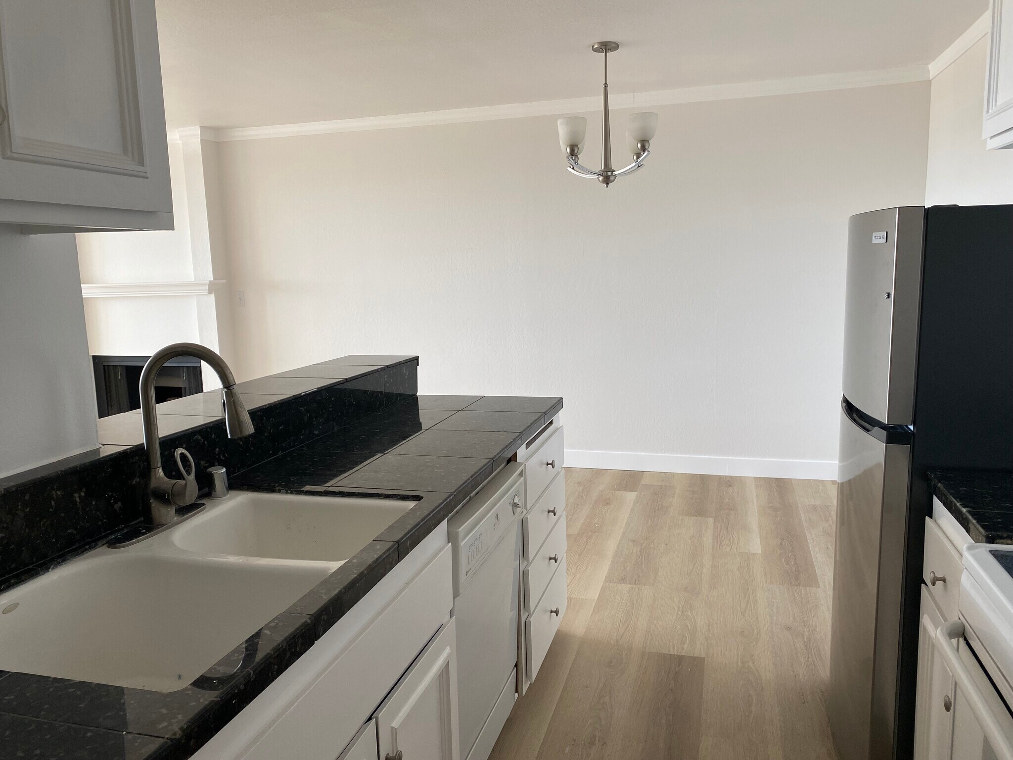 Airy walk-through kitchen - 5340 Broadway Ter