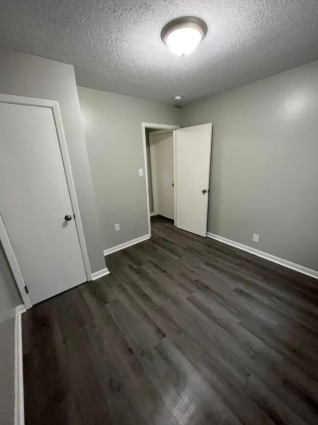 Building Photo - 902 Preston St