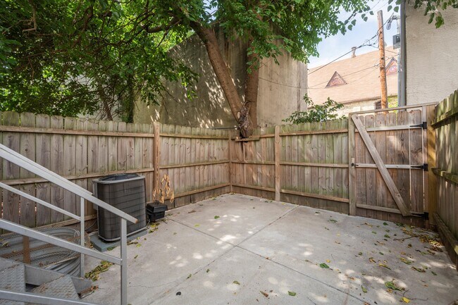 Building Photo - 1521 W Seybert St