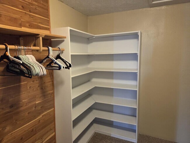 Building Photo - 921 Pasque Dr