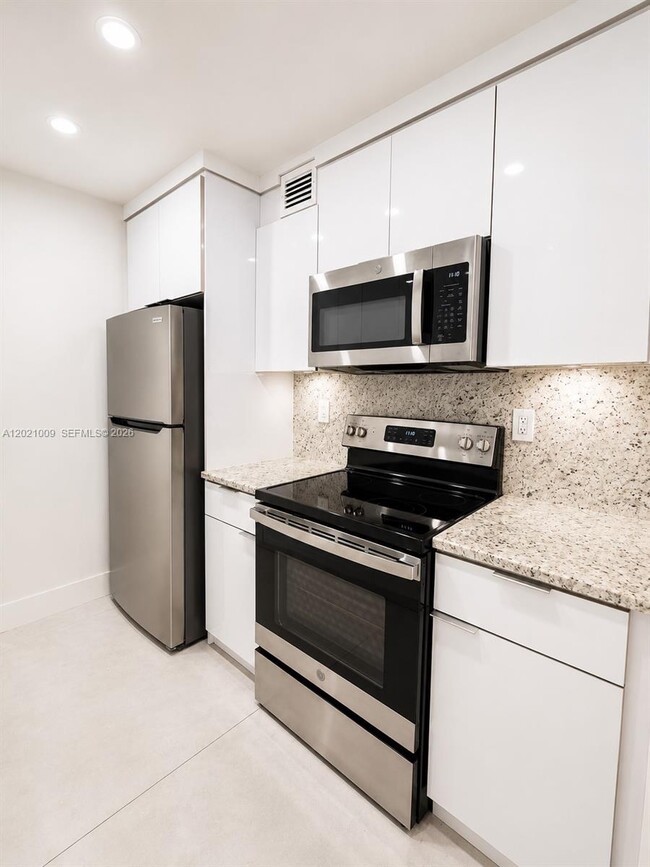 Building Photo - 7160 Fairway Dr