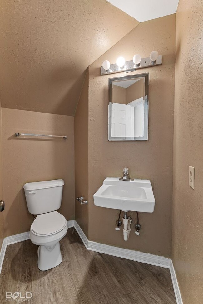 Building Photo - End Unit in Cobblestone with covered parking