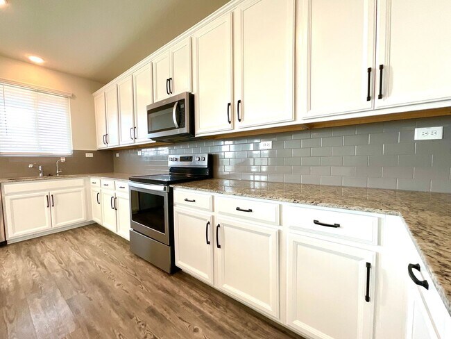 Building Photo - **APPLICATION RECEIVED** AVAILABLE NOW- Energy-Efficient 4/3 Home with Solar Panels & Pool Access!