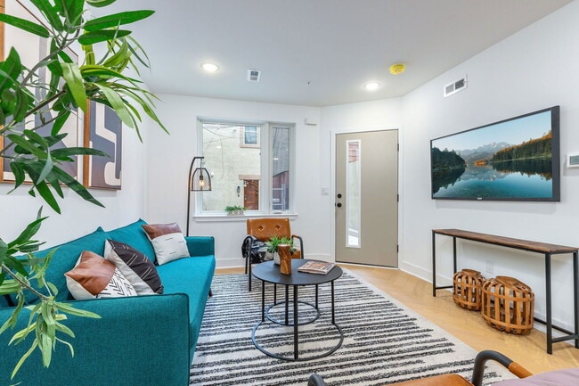 Building Photo - 609 S Orianna St