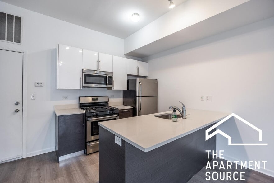 Building Photo - 2020 S Throop St