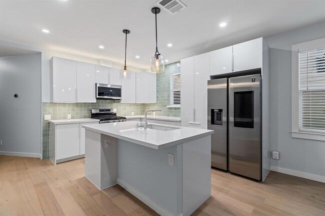 Building Photo - 84 Waller St