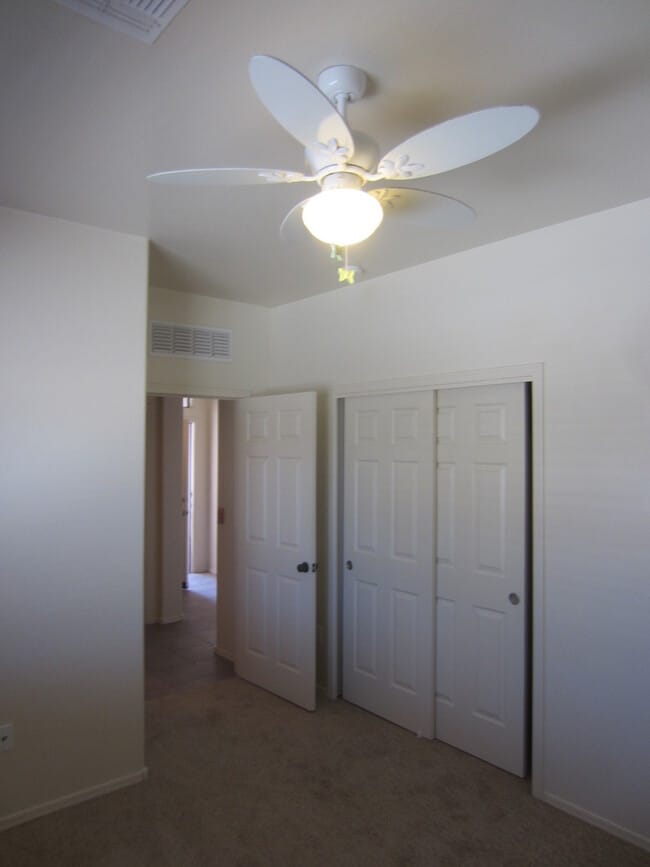 Building Photo - AVAILABLE NOW! Handsome 3 Bedroom 2 Bath V...