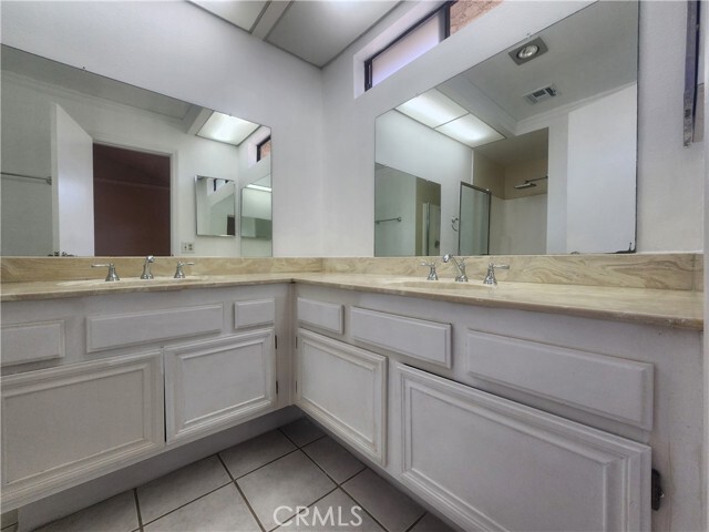 Building Photo - 7432 Hazeltine Ave