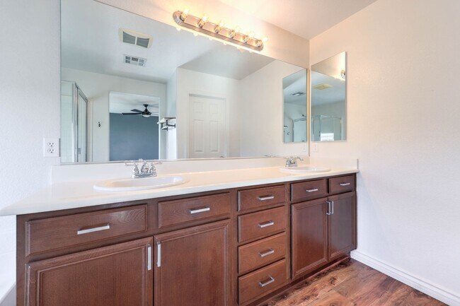 Building Photo - Stunning 3 Bedroom 2.5 Bathroom Home in Gate Community