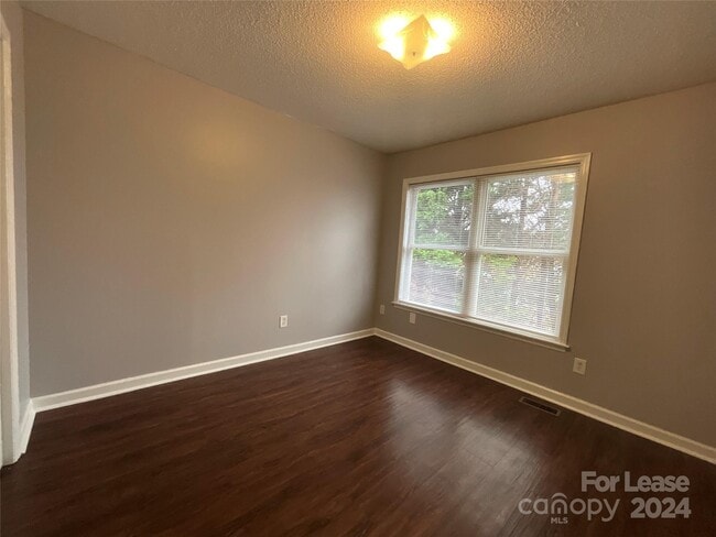 Building Photo - 206 W 15th St