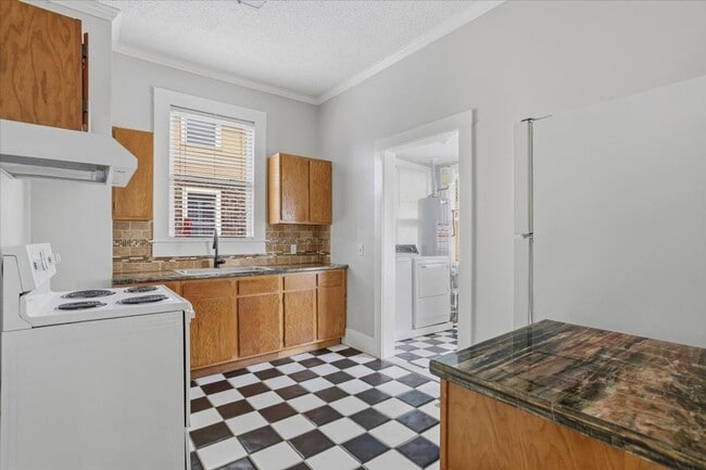 Building Photo - Spacious 2BR/1BA Lower-Level Apartment Near Downtown Savannah