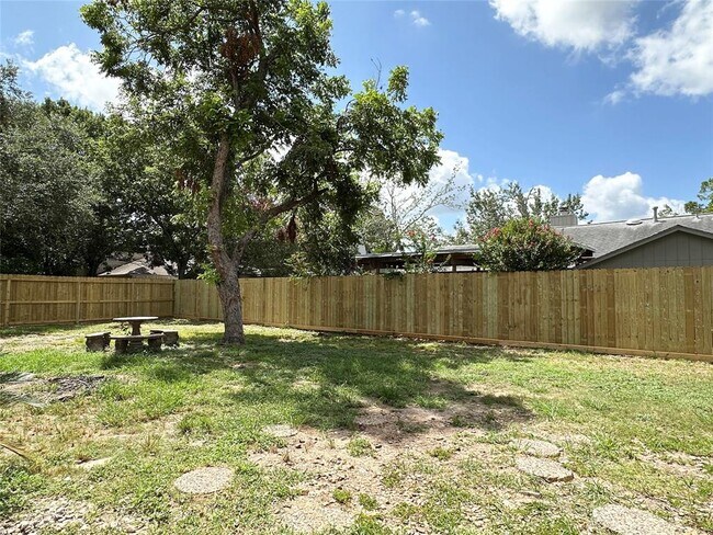 Building Photo - 6102 Howland Ct