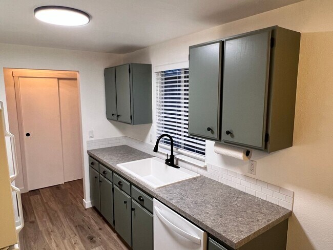 Building Photo - Duplex Must See Stunning Updated 2BR/1BA/1 car garage Avail. June 5th