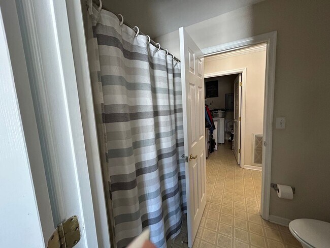 Building Photo - 215 S Knollwood Dr