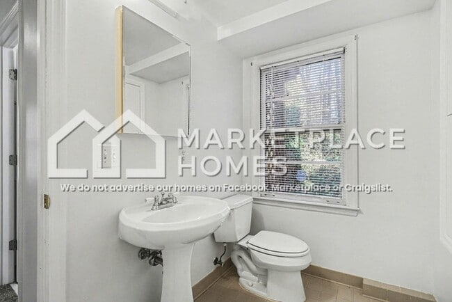 Building Photo - 2542 Melinda Dr NE