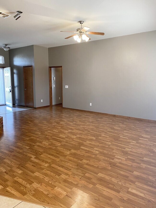 Building Photo - Beautiful 3 bed, 2 bath Home in East Moore with Bonus Room!