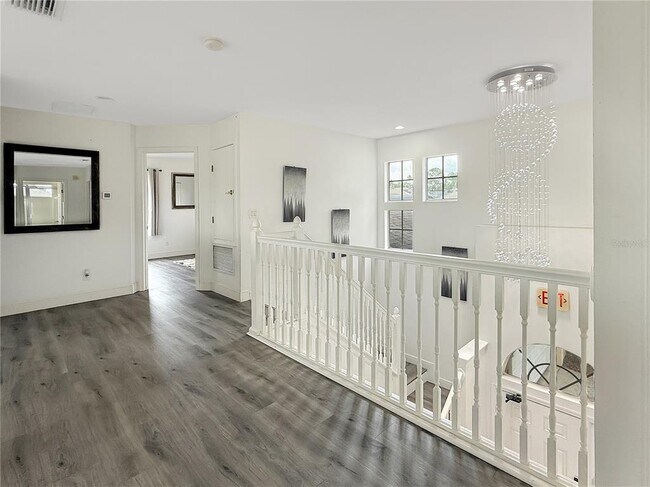 Building Photo - 530 Orista Dr
