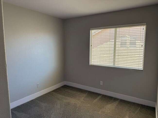 Building Photo - STUNNING & GORGEOUS 4 BED/2.5 BATH POOL HOME IN ELDORADO! *** ONLY $2,599 ***