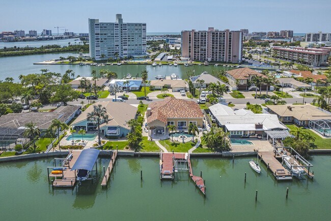 Building Photo - 4/3 Stunning Waterfront home in the heart of Clearwater Beach!