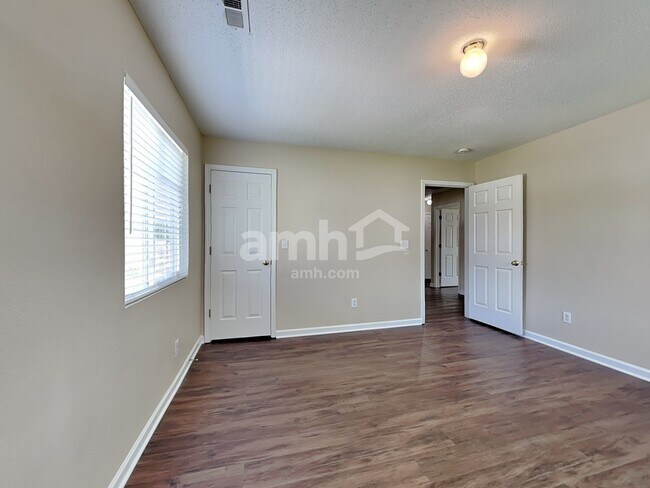 Building Photo - 221 Timberwood Dr