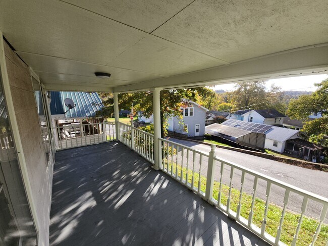 Front Porch - 1402 Lynn St