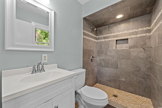 Building Photo - 1401 Twin Oaks Dr