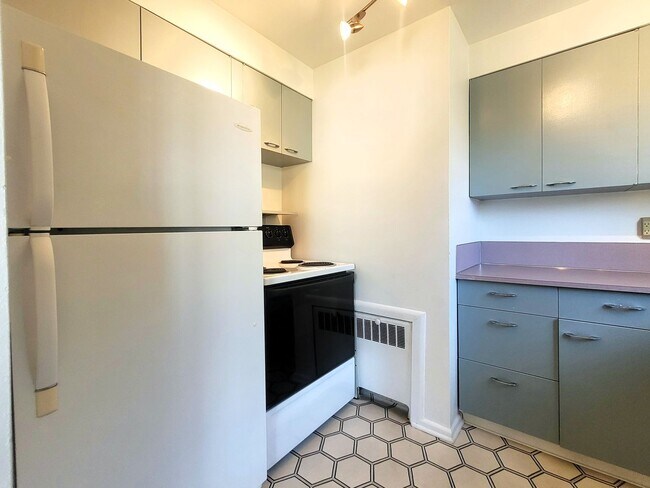 Building Photo - Spacious 2 Bedroom Condo in Downtown Belli...
