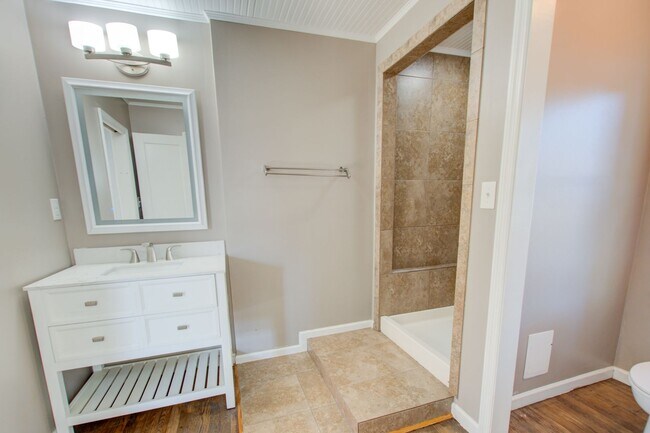 Building Photo - 200 Cynthia Dr