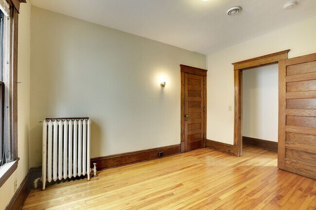 2nd fl br. #2 - 3302 Harriet Ave