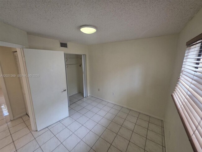 Building Photo - 5560 W 21st Ct