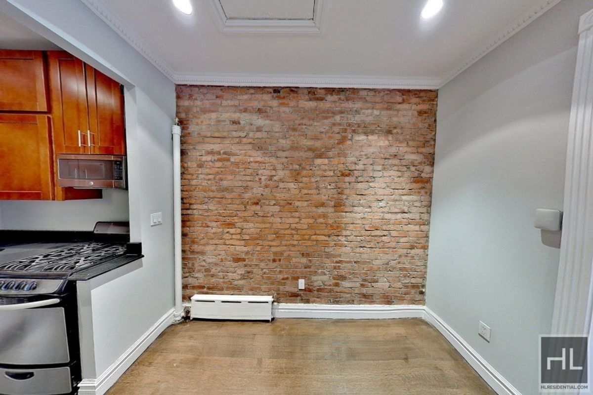 Building Photo - 1ST AVE.