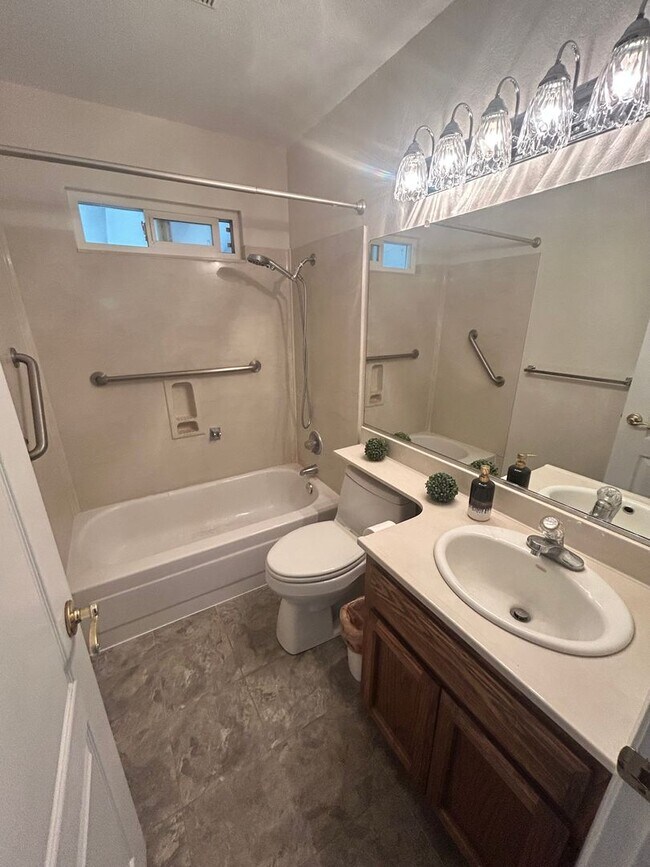 Building Photo - 4 Bedroom 2 bath in Oakdale Ca