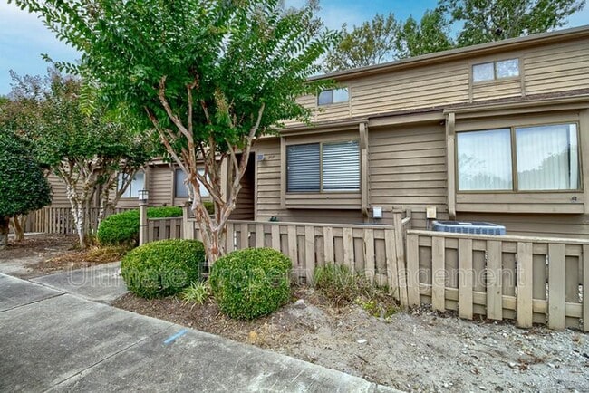 Building Photo - 207 St Luke Ct